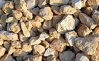 Известняковый щебень: характеристики, разновидности и области применения